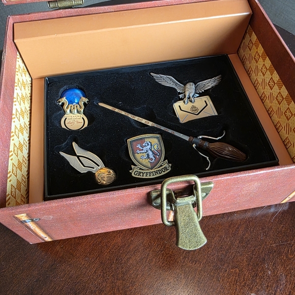 This is a Harry Potter Years 1-5 Limited Edition DVD Gift Set With Trunk - Picture 4 of 10